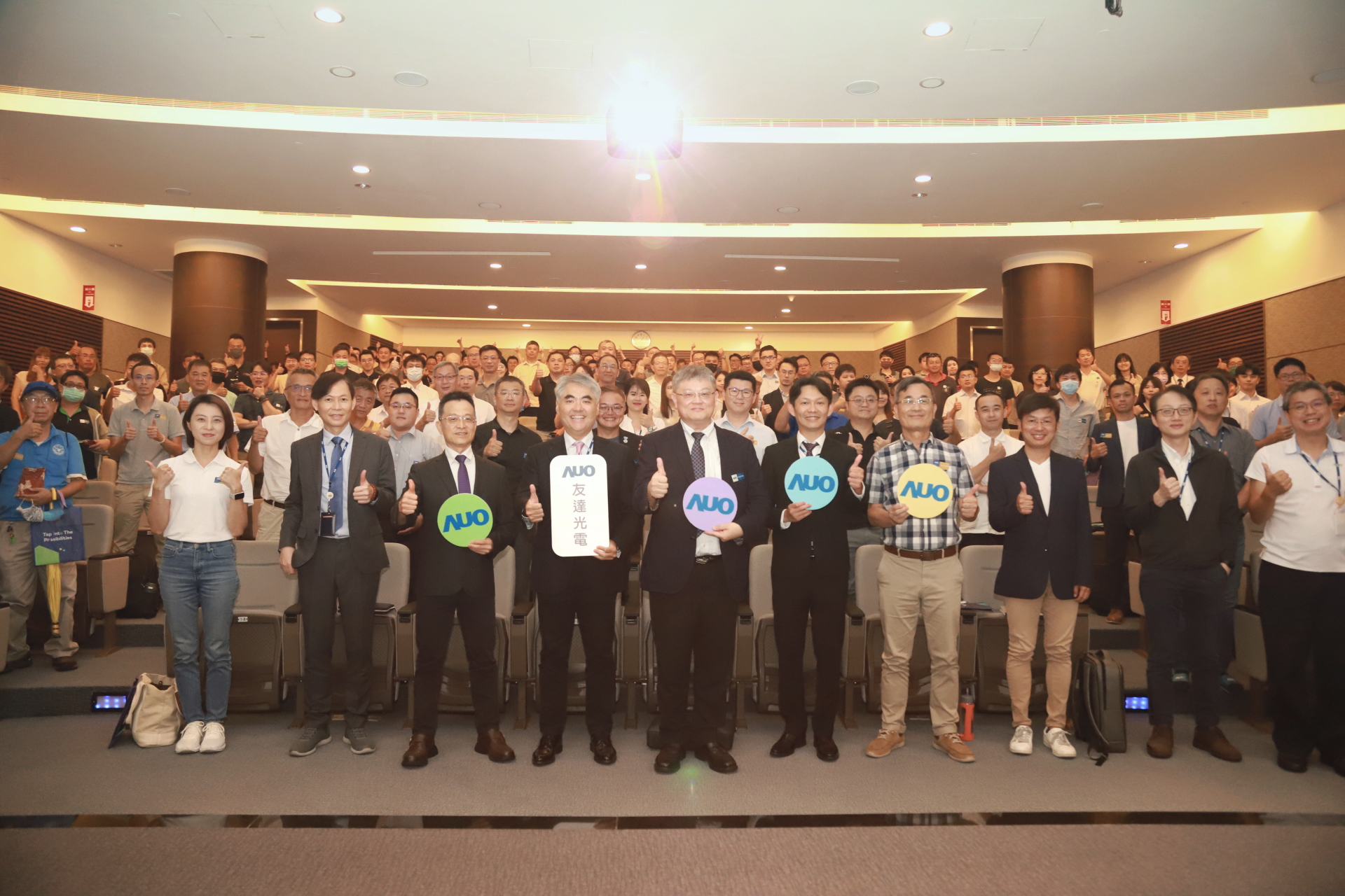 友達光電邀請領域專家共研再生能源發展、電力需求及建築物減碳等議題進行交流，盼共擘綠色永續生態圈的嶄新契機
