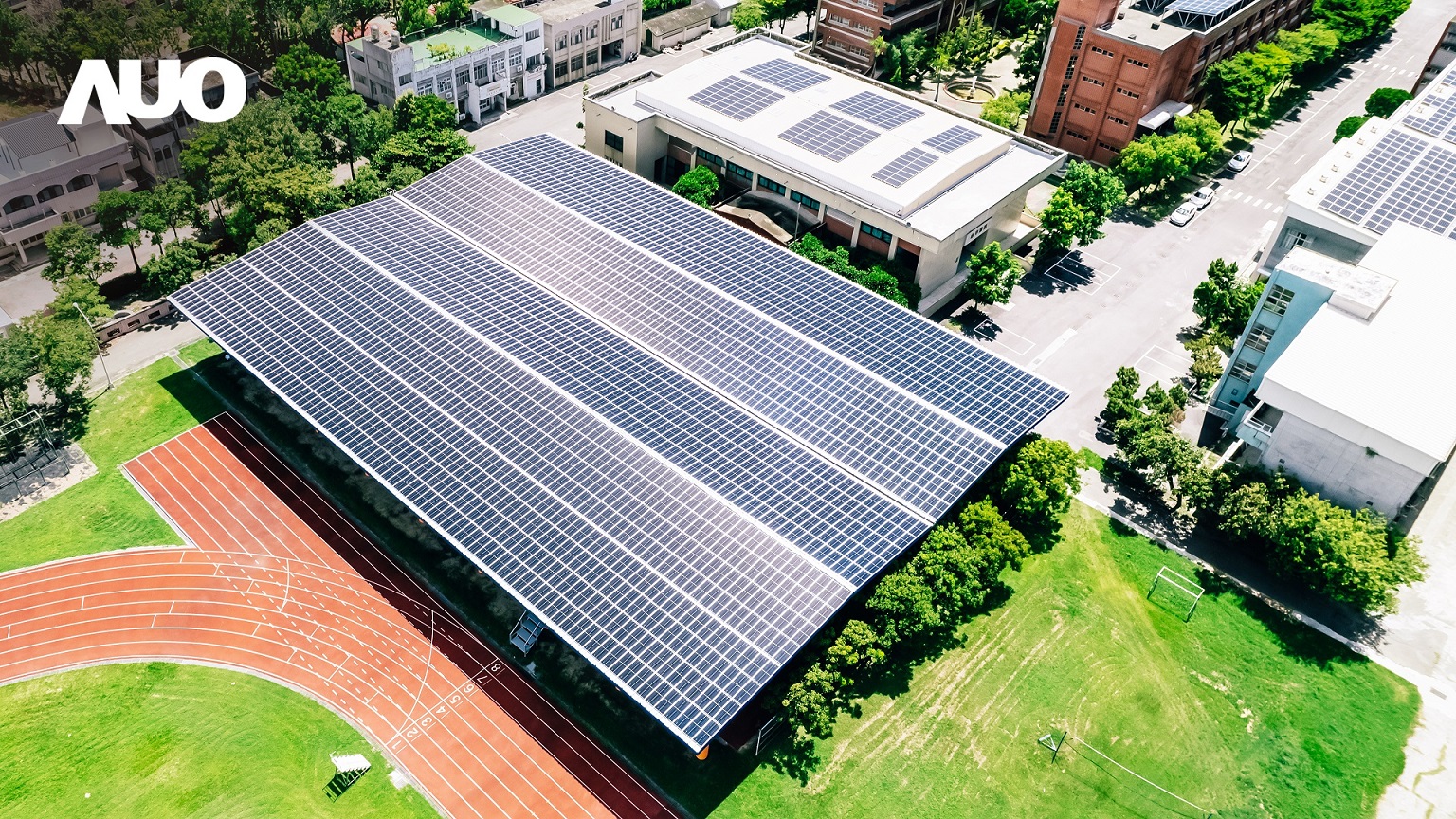 友達SunSteel光電整合型浪板具備快速安裝、輕量化優勢，可提升15%發電效能，通過國際IEC與國內VPC認證安全、防漏、耐候標準