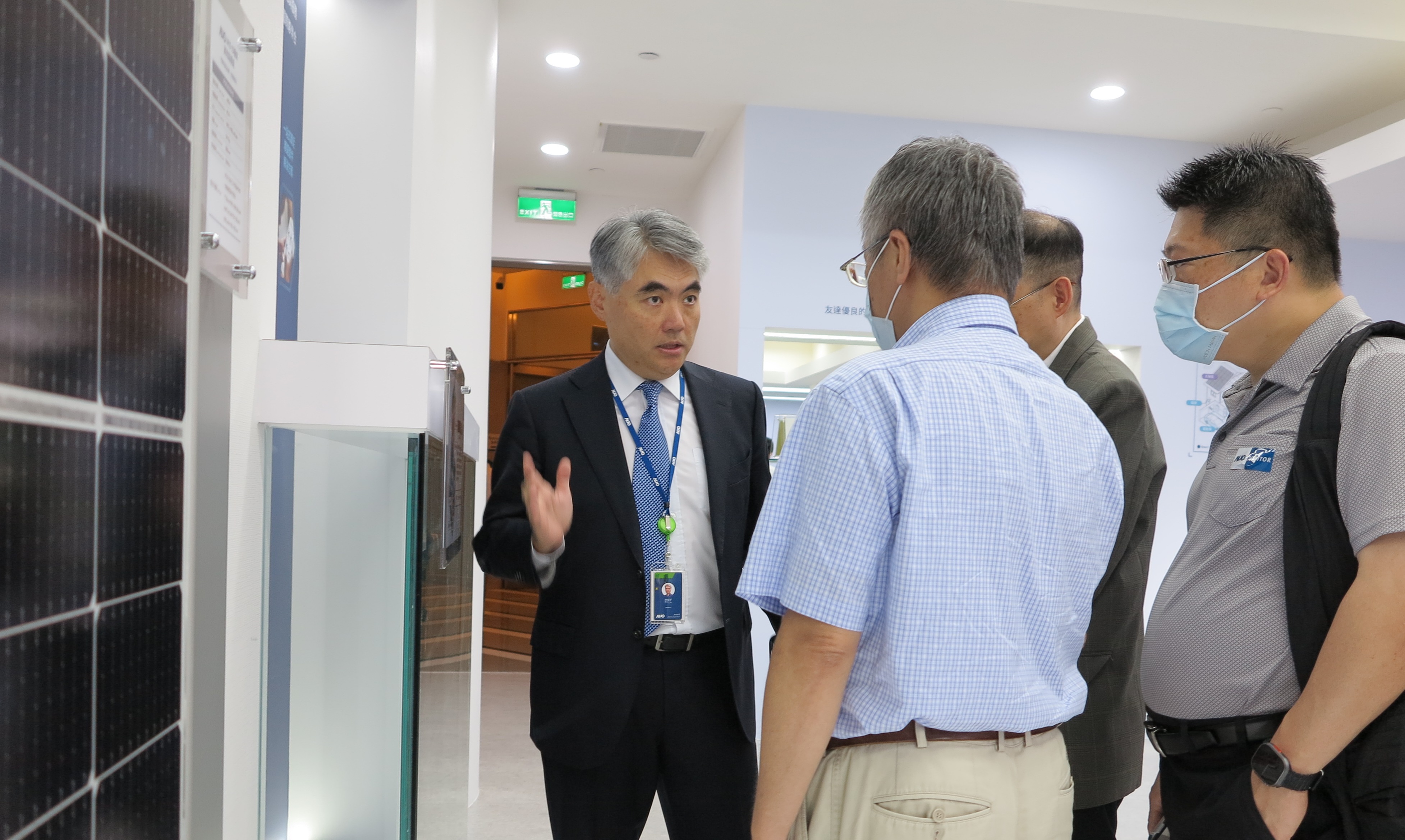 友達光電能源事業群總經理林恬宇分享友達落實太陽能建築一體化目標，協助企業邁向能源轉型的高效能低碳解方。