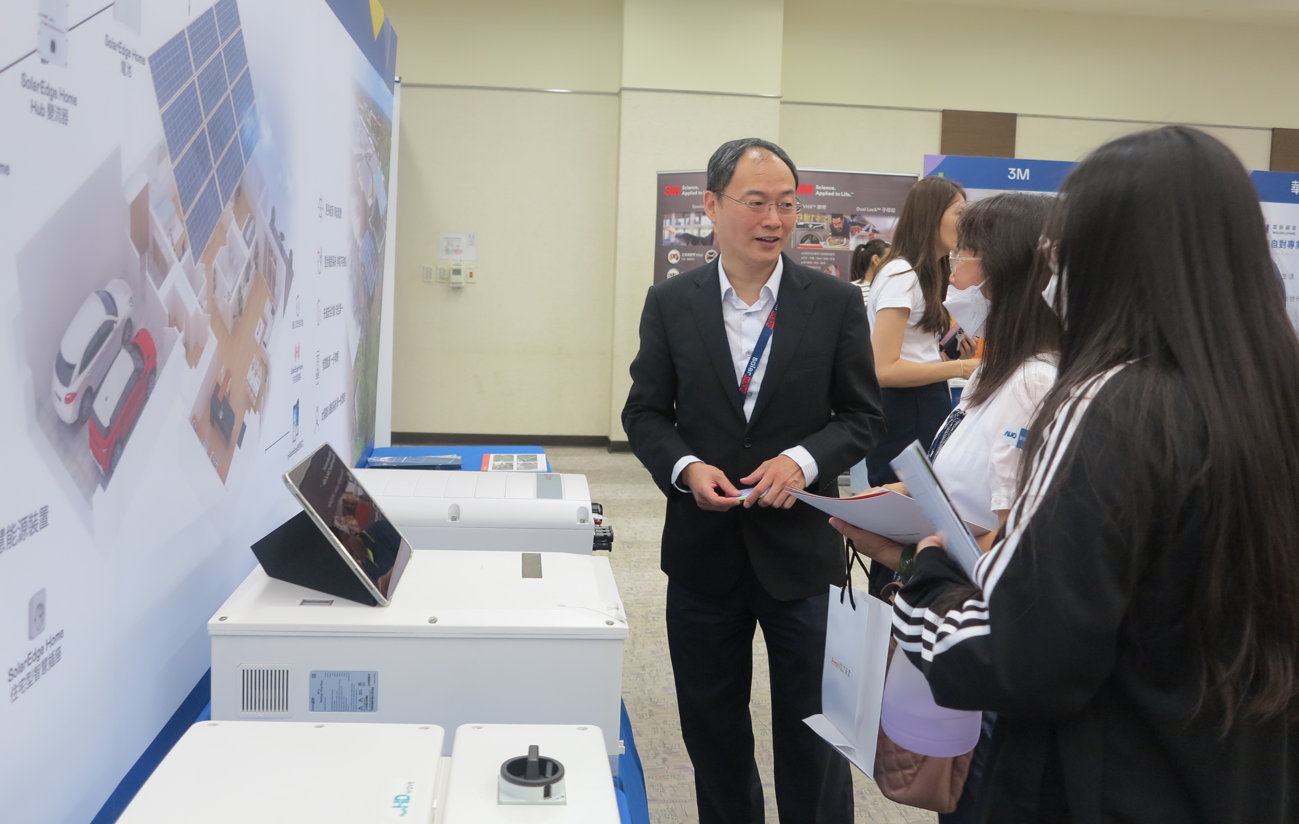 透過研討會產學界緊密交流與分享，提升參與人員借鏡及加深低碳概念，提升綠色能源產業之韌性。