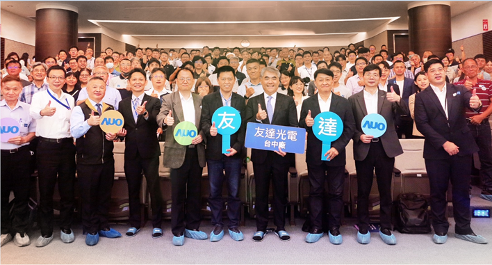 友達以太陽能解決方案領航者，跨足建築領域，4日在台中廠區舉辦「光電建築一體化研討會」，邀請產業先驅共同推動綠化，打造新一代智慧綠建築。